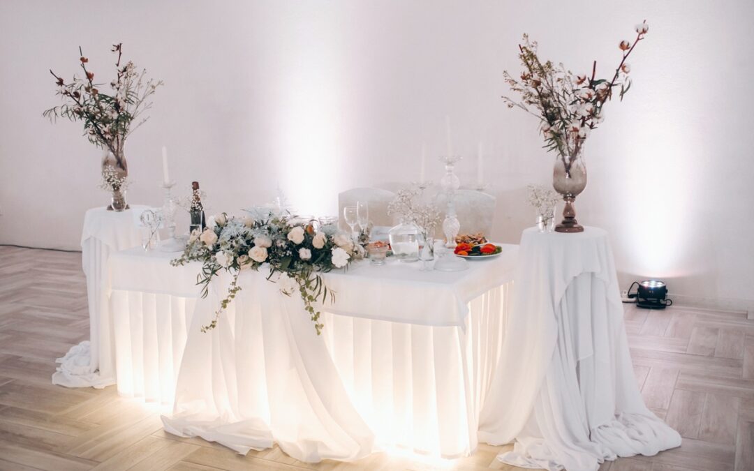 wedding table decoration with flowers on the table in winter style,